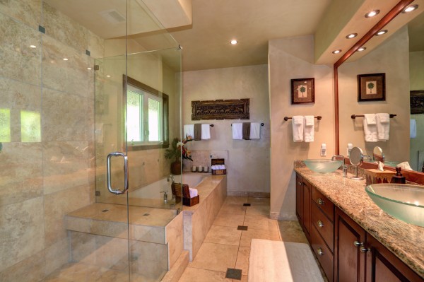 250 Amakihi Way Bathroom Master