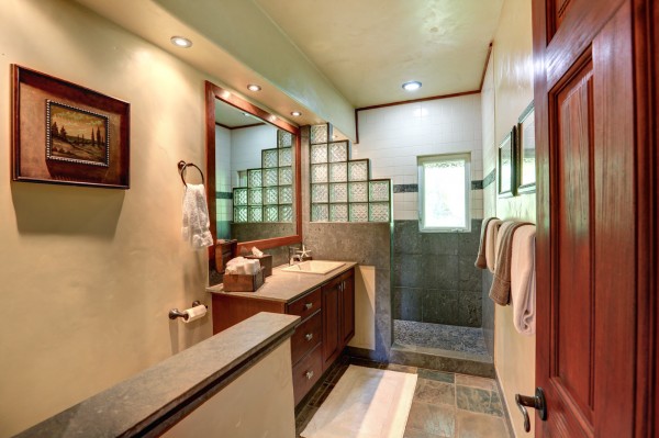 250 Amakihi Way Bathroom 2